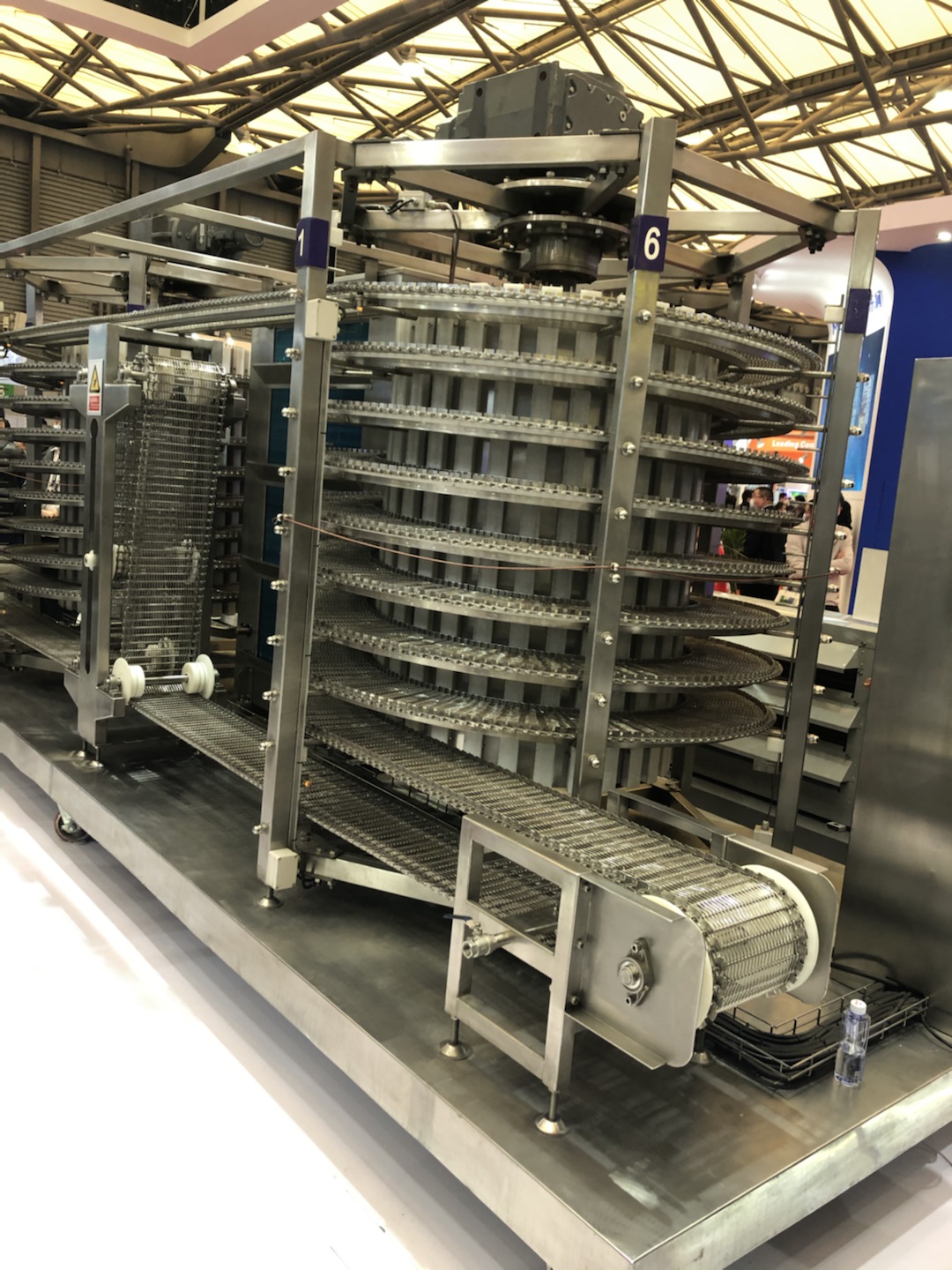 這個【螺旋塔網帶】,頻頻被設備商在展會上使用