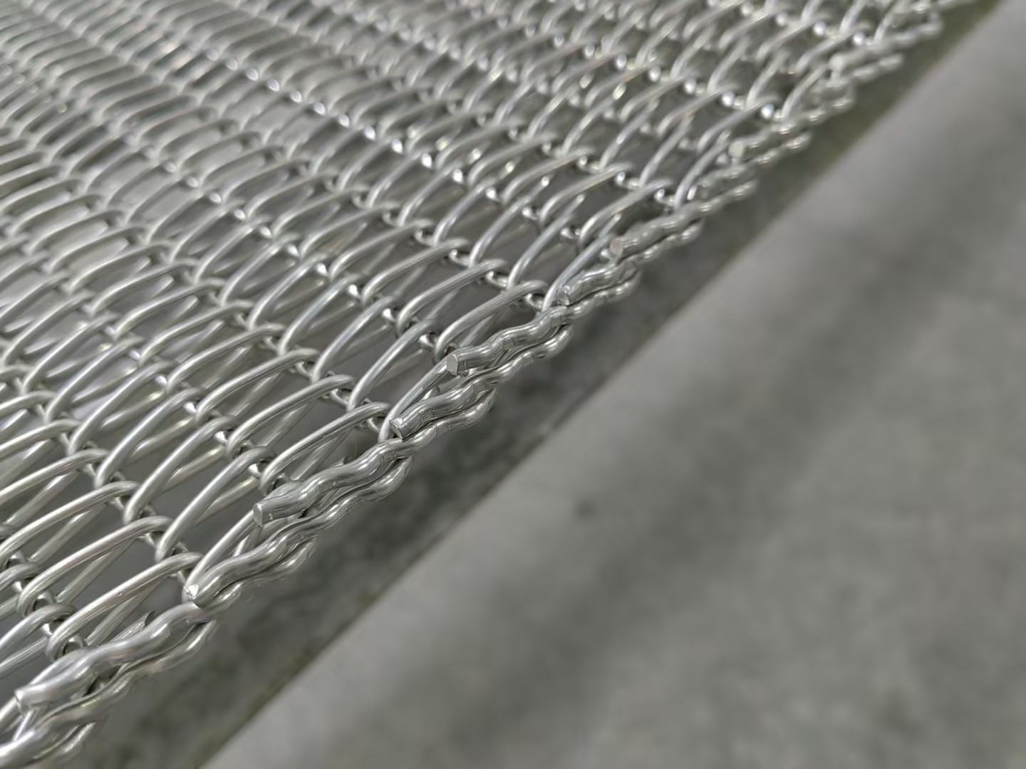 高品質金屬網帶:厚膜加熱燒結爐中的關鍵角色